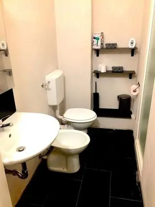 Basic Üç Kişilik Oda, Ortak Banyo
