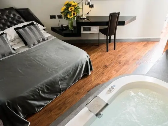 Junior Süit, Jakuzi