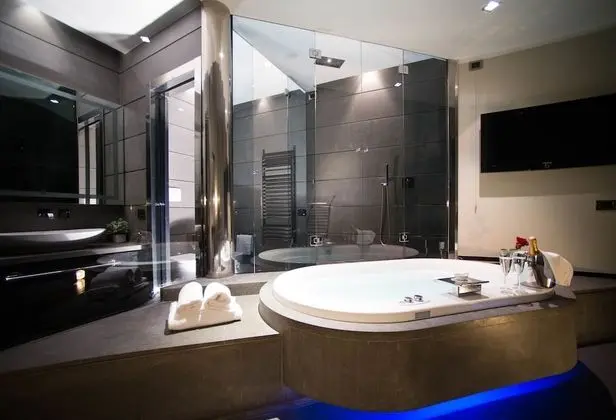 Junior Süit, Jakuzi