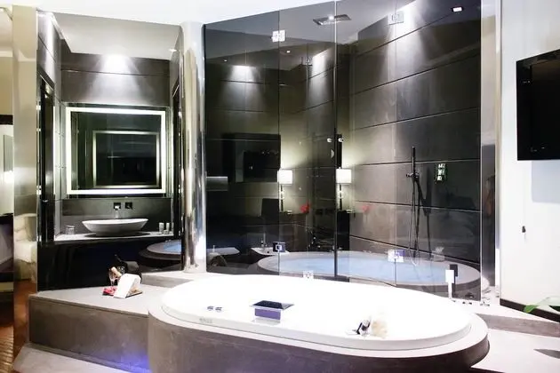 Junior Süit, Jakuzi