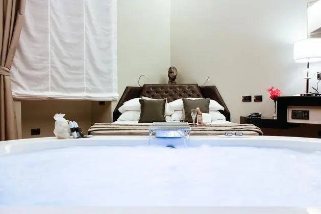 Junior Süit, Jakuzi