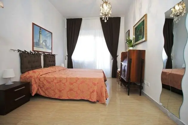 Tek Büyük Yataklı Oda, Ortak Banyo (Mirella)