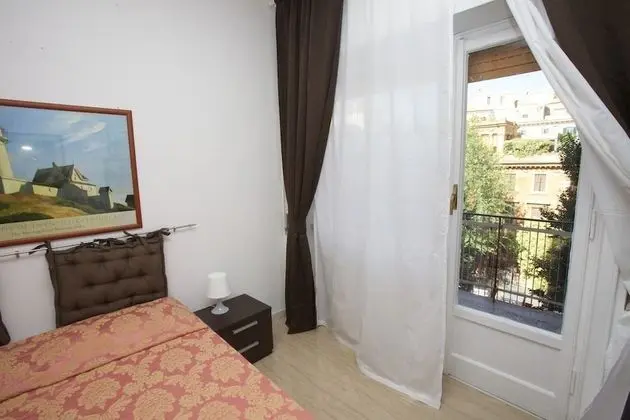 Tek Büyük Yataklı Oda, Ortak Banyo (Mirella)