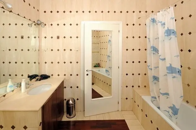 Tek Büyük Yataklı Oda, Ortak Banyo