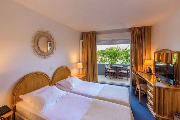 Tek Büyük veya İki Ayrı Yataklı Oda, Balkon, Havuz Manzaralı (1st Floor)