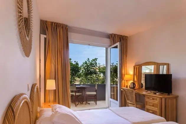 Tek Büyük veya İki Ayrı Yataklı Oda, Balkon, Havuz Manzaralı (1st Floor)