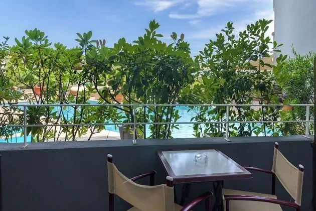 Tek Büyük veya İki Ayrı Yataklı Oda, Balkon, Havuz Manzaralı (1st Floor)