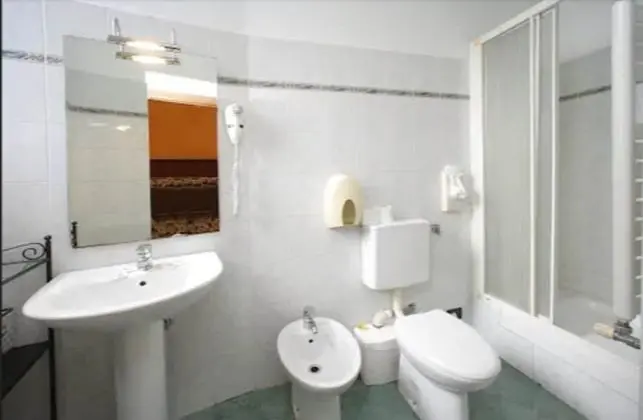 Üç Kişilik Oda