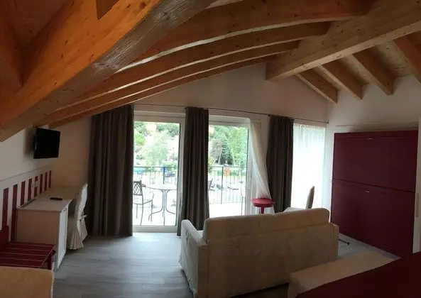 Junior Süit, Balkon