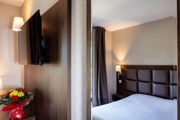 Tek Büyük Yataklı Oda, Teras, Havuz Manzaralı