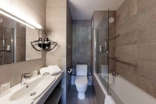 Tek Büyük Yataklı Oda, Teras, Havuz Manzaralı