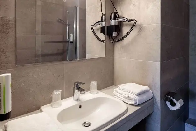 Tek Büyük Yataklı Oda, Teras, Havuz Manzaralı