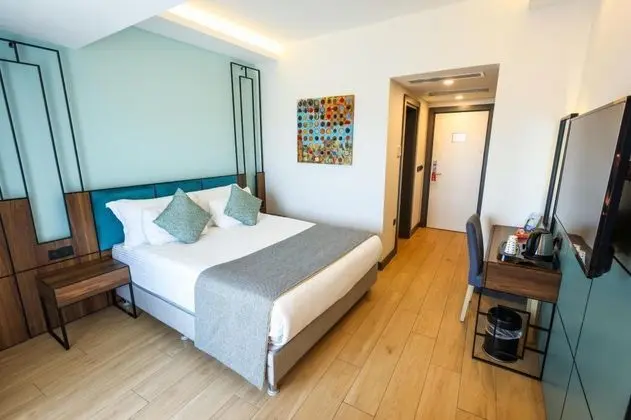Standart Oda, Havuz Manzaralı, Fransız Balkonlu
