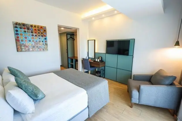 Standart Oda, Havuz Manzaralı, Fransız Balkonlu