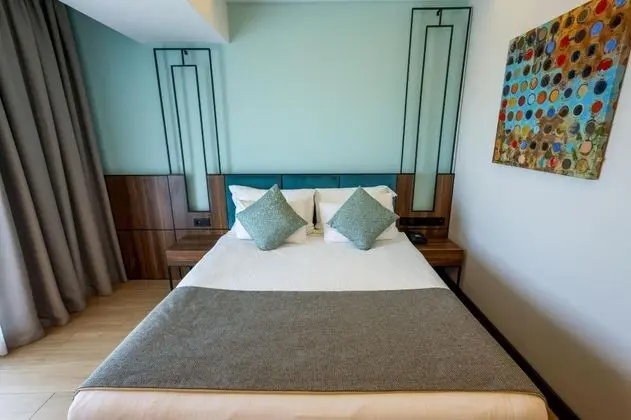 Standart Oda, Şehir veya Dağ Manzaralı, Fransız Balkonlu