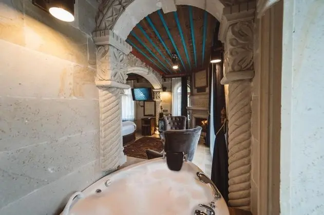 Deluxe Suite, Bahçe Manzaralı, Şömineli ve Jakuzili
