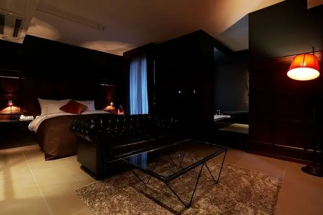 Premium Double (Onsite extra person fee KRW 20,000 for 3+ people stay)