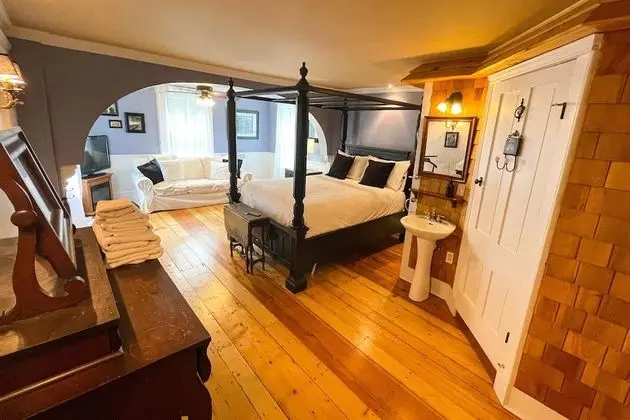 Room (Lady Banting)