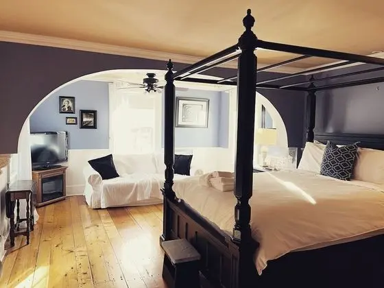 Room (Lady Banting)