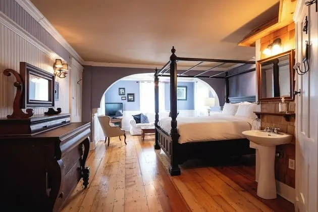 Room (Lady Banting)