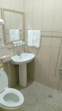 Üç Kişilik Oda, Ortak Banyo
