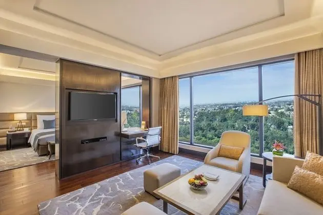 Deluxe Suite with Cocktail hours