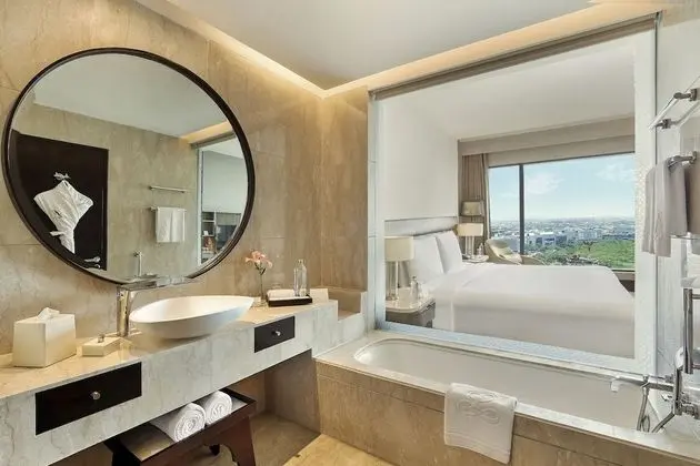 Deluxe Suite with Cocktail hours