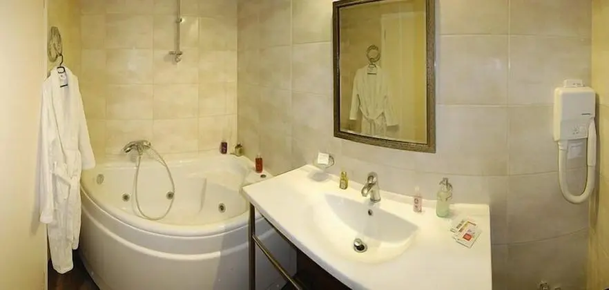 Junior Süit, Jakuzi, Deniz Manzaralı (or Shower Jacuzzi)