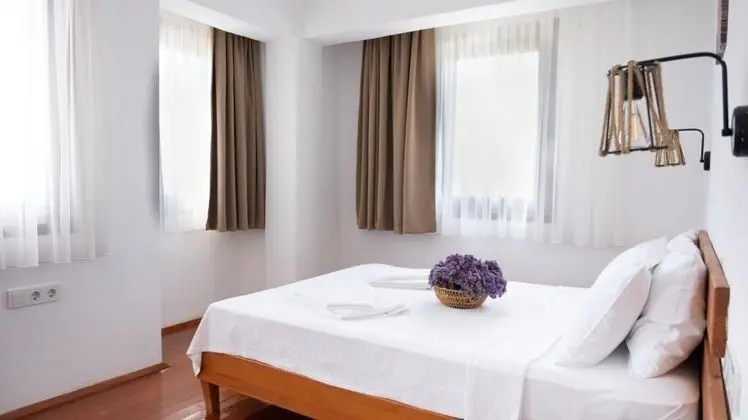 Standart Üç Kişilik Oda, Bahçe Manzaralı