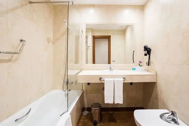 Büyük Yataklı Tek Kişilik Oda