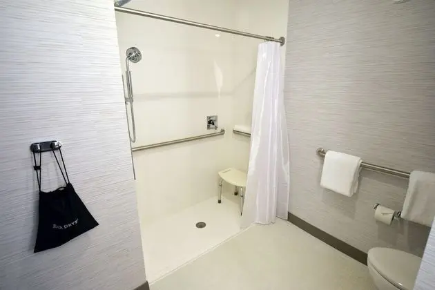 Oda, 1 En Büyük (King) Boy Yatak, Engellilere Uygun (Roll-in Shower/Hearing Impaired)