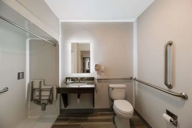 Oda, 2 Büyük (Queen) Boy Yatak, Engellilere Uygun, Sigara İçilmez