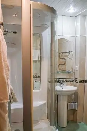 Standard Tek Büyük Yataklı Oda, Kısmi Göl Manzaralı