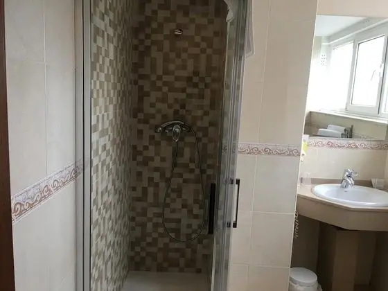 Büyük Yataklı Tek Kişilik Oda