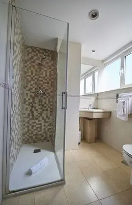 Büyük Yataklı Tek Kişilik Oda