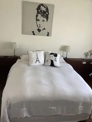 Tek Büyük Yataklı Oda (Audrey Hepburn)