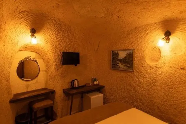 Junior Cave, Manzarasız
