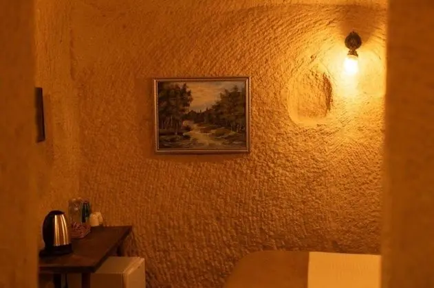 Junior Cave, Manzarasız