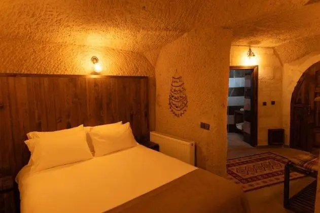 Junior Cave, Manzarasız
