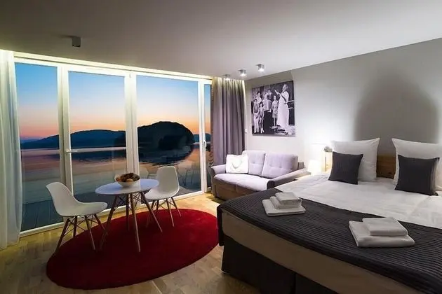 Premium Tek Büyük Yataklı Oda, Balkon, Kısmi Göl Manzaralı