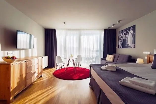 Premium Tek Büyük Yataklı Oda, Balkon, Kısmi Göl Manzaralı