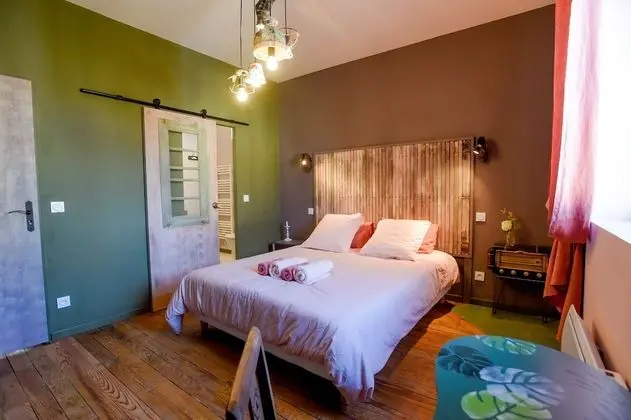 Tek Büyük Yataklı Oda (Les Brodequins)