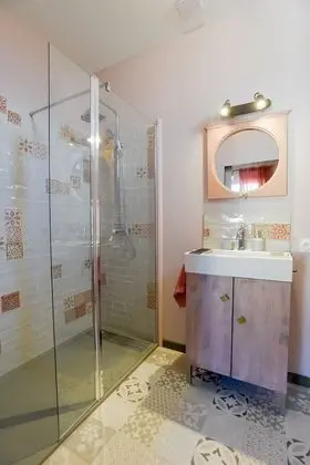 Tek Büyük Yataklı Oda (Les Brodequins)