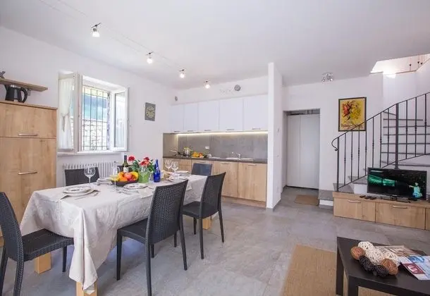 Family Sıra Ev, Birden Çok Yatak, 2 Banyolu, Bahçeli (Lenno Dolcelago)