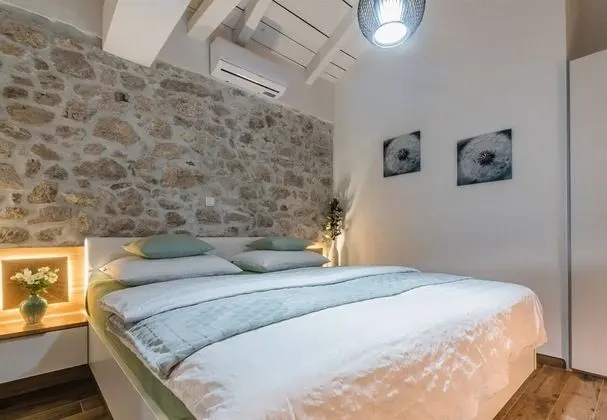 Ev (Leonarda - luxury stone house - H(6+1)