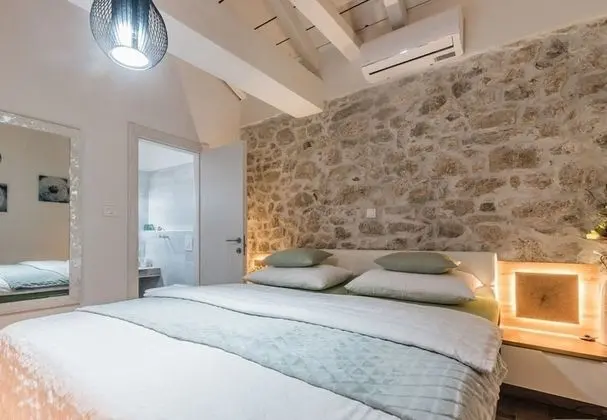 Ev (Leonarda - luxury stone house - H(6+1)