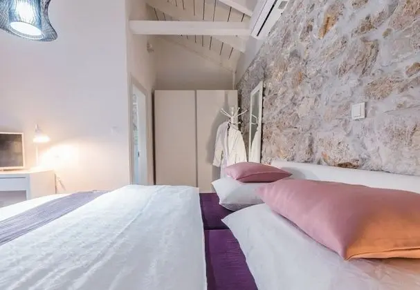 Ev (Leonarda - luxury stone house - H(6+1)