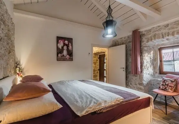 Ev (Leonarda - luxury stone house - H(6+1)