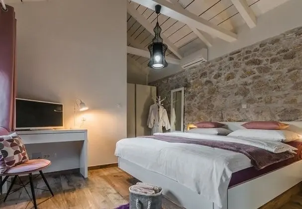 Ev (Leonarda - luxury stone house - H(6+1)