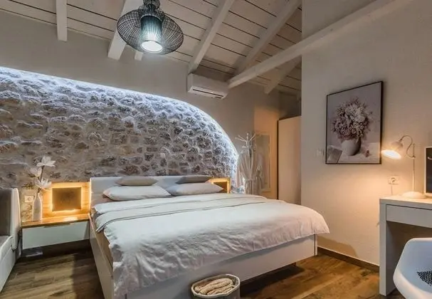 Ev (Leonarda - luxury stone house - H(6+1)